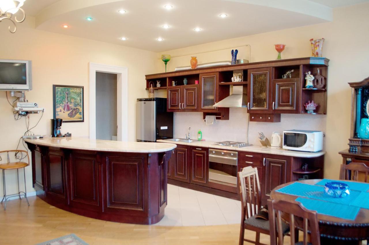 Two Bedroom Luxury Apartment リヴィウ エクステリア 写真
